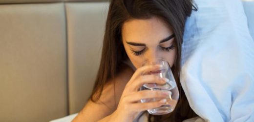 Somnul: de ce nu ar trebui sa bem apa inainte de a merge la culcare?