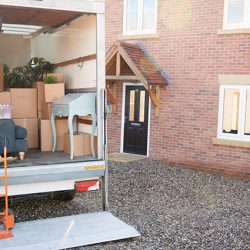 De ce costă mai mult să muți mobila dintr-un bloc cu lift decât una dintr-o casă cu scări înguste?