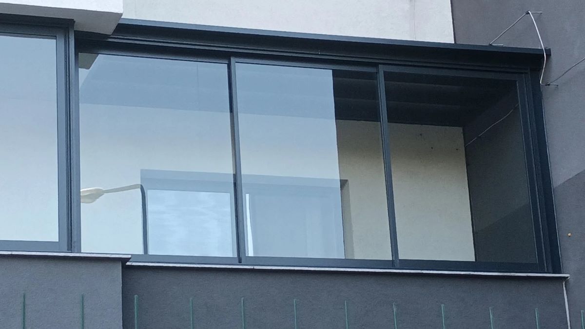 Spațiu protejat într-un balcon deschis? Cu V Shades îți extinzi opțiunile de amenajare